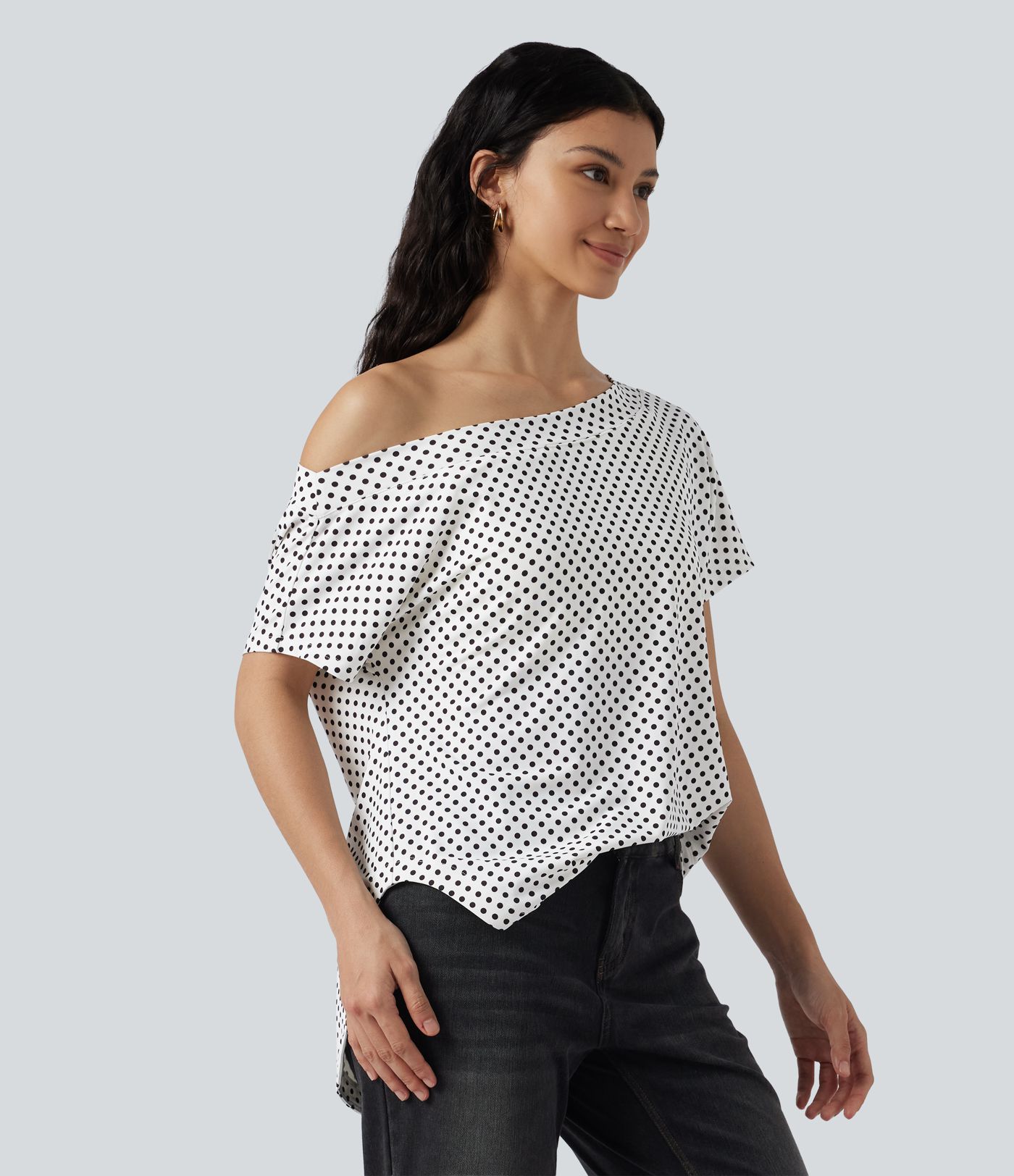 Top casual à pois épaule dénudée à manches courtes avec ourlet incurvé asymétrique et brassière intégrée