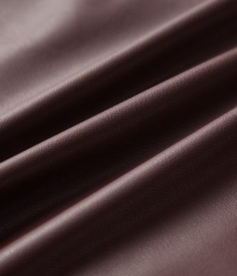 Geraffter Fleece-Party-Midirock aus Kunstleder mit hohem Bund und geschlitztem Saum Geraffter Fleece-Party-Midirock aus Kunstleder mit hohem Bund und geschlitztem Saum