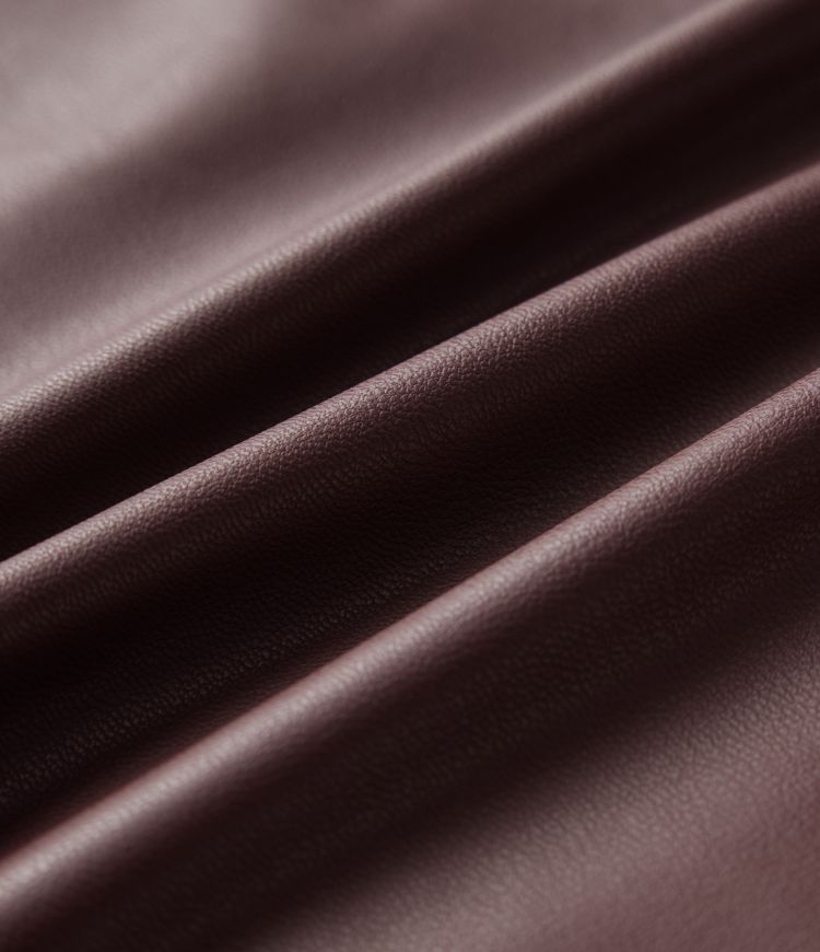 Geraffter Fleece-Party-Midirock aus Kunstleder mit hohem Bund und geschlitztem Saum Geraffter Fleece-Party-Midirock aus Kunstleder mit hohem Bund und geschlitztem Saum