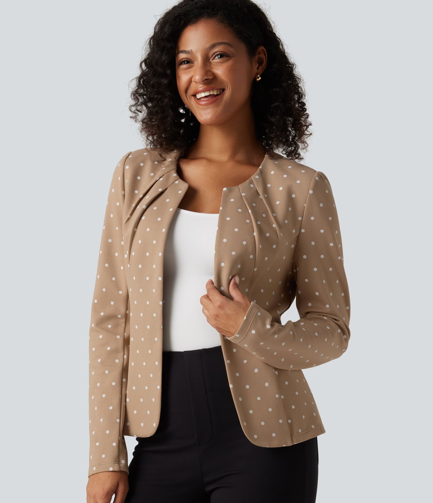 Blazer mit Rundhalsausschnitt, langen Ärmeln, Polka-Dots und abgerundetem Saum Blazer mit Rundhalsausschnitt, langen Ärmeln, Polka-Dots und abgerundetem Saum