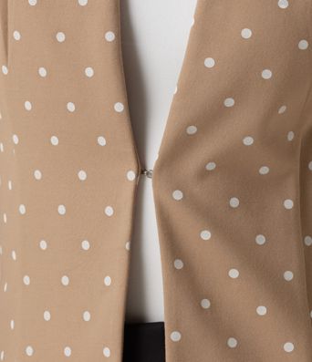 Blazer mit Rundhalsausschnitt, langen Ärmeln, Polka-Dots und abgerundetem Saum Blazer mit Rundhalsausschnitt, langen Ärmeln, Polka-Dots und abgerundetem Saum