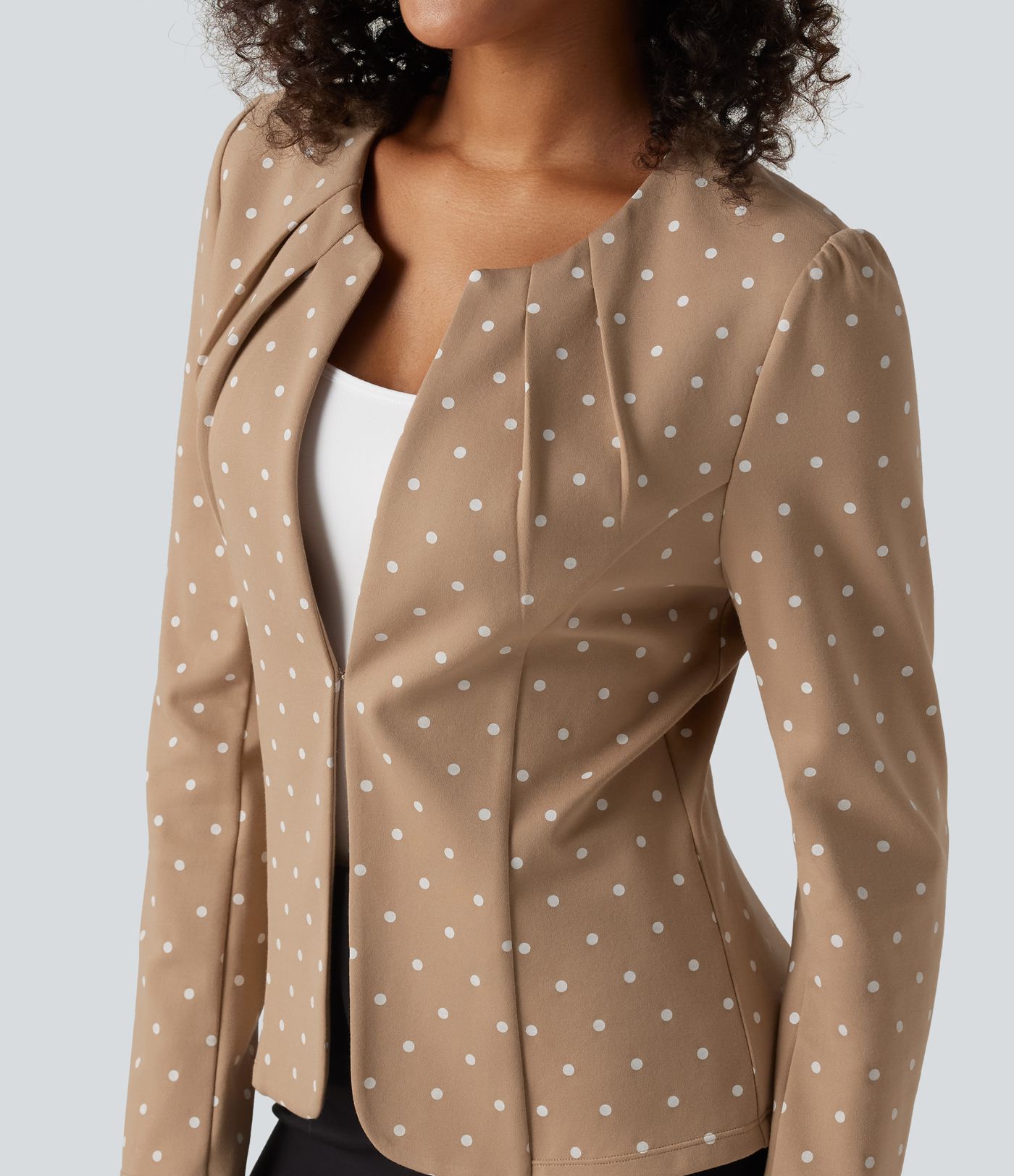 Blazer mit Rundhalsausschnitt, langen Ärmeln, Polka-Dots und abgerundetem Saum Blazer mit Rundhalsausschnitt, langen Ärmeln, Polka-Dots und abgerundetem Saum