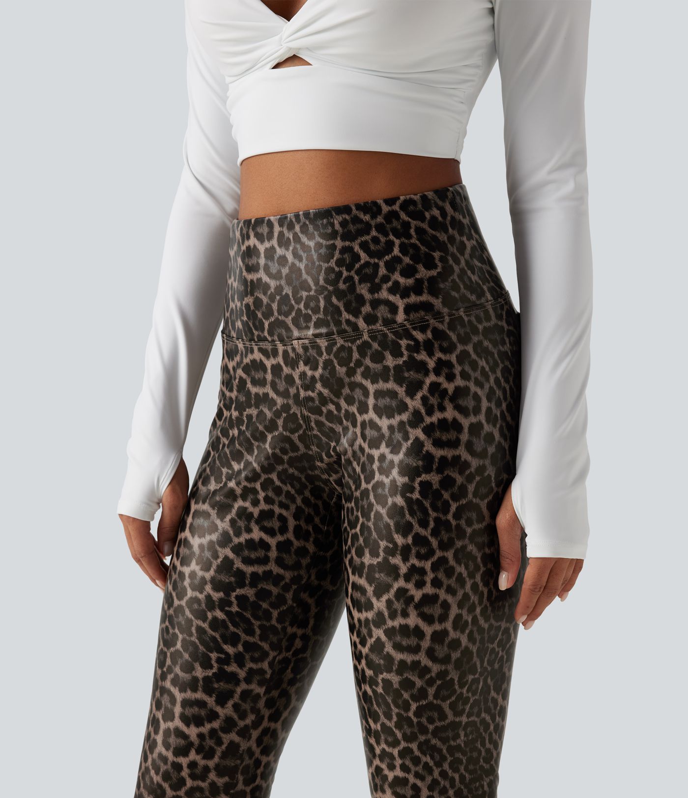 Lässige Leggings aus elastischem Kunstleder mit hohem Bund, Gesäßtaschen, Bauchkontrolle und Leopardenmuster - skinny fit Lässige Leggings aus elastischem Kunstleder mit hohem Bund, Gesäßtaschen, Bauchkontrolle und Leopardenmuster - skinny fit