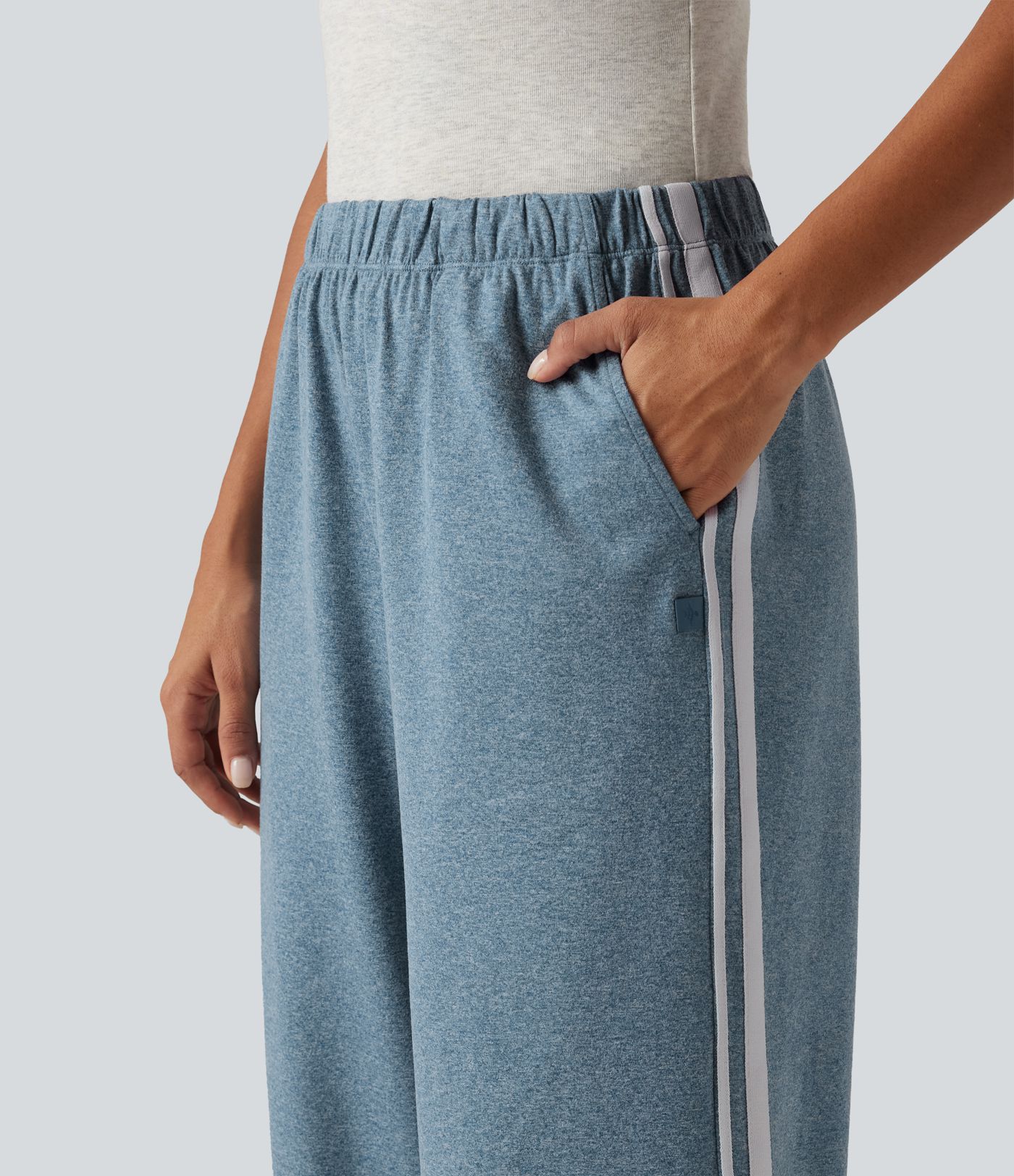 Lässige Jogginghose mit mittelhohem Bund, Seitentaschen und Farbblock