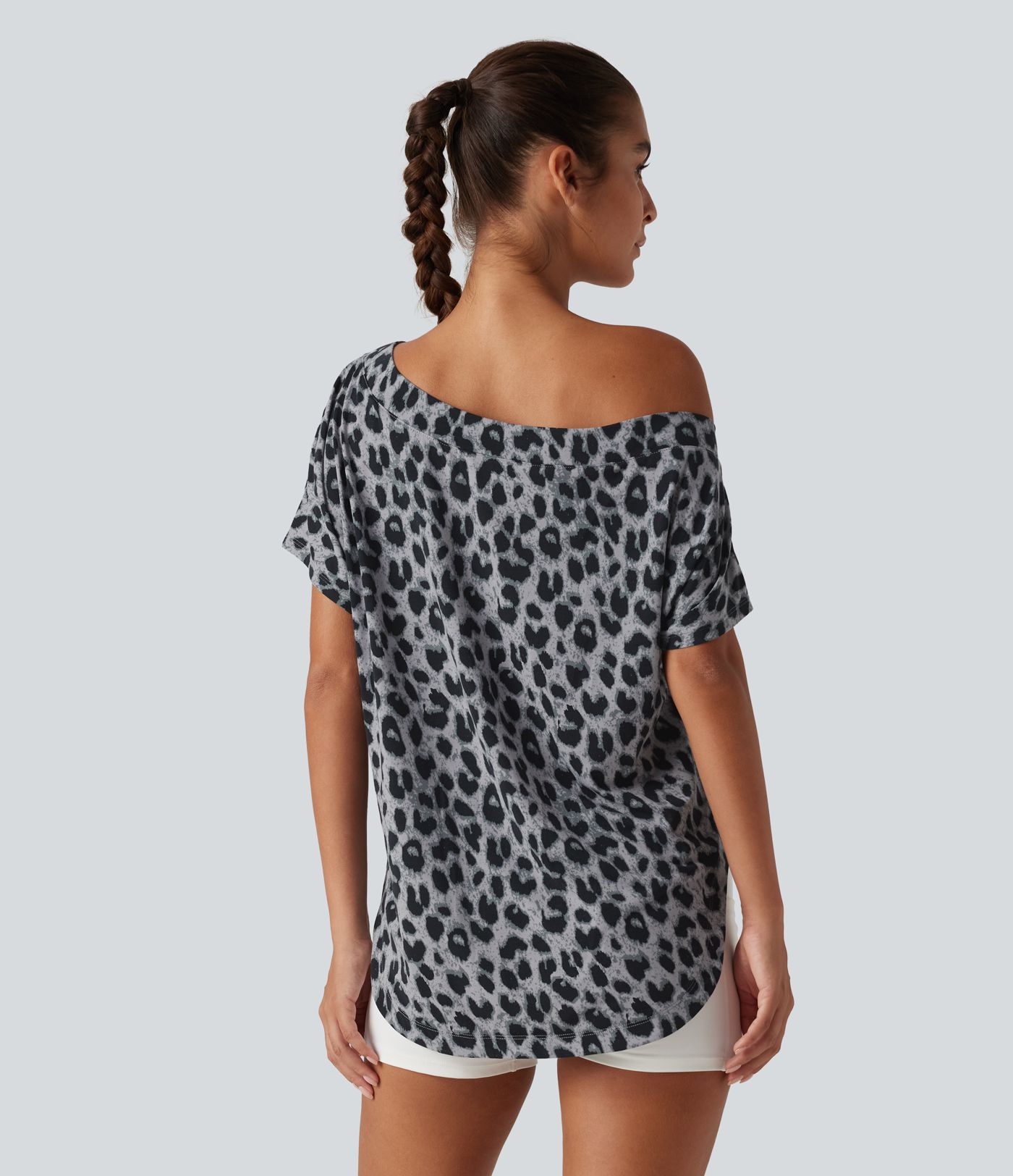One Shoulder Short Sleeve Leopard Print Built-in Bra Curved Hem High Low Yoga Sports Top One Shoulder Short Sleeve Leopard Print Built-in Bra Curved Hem High Low Yoga Sports Top