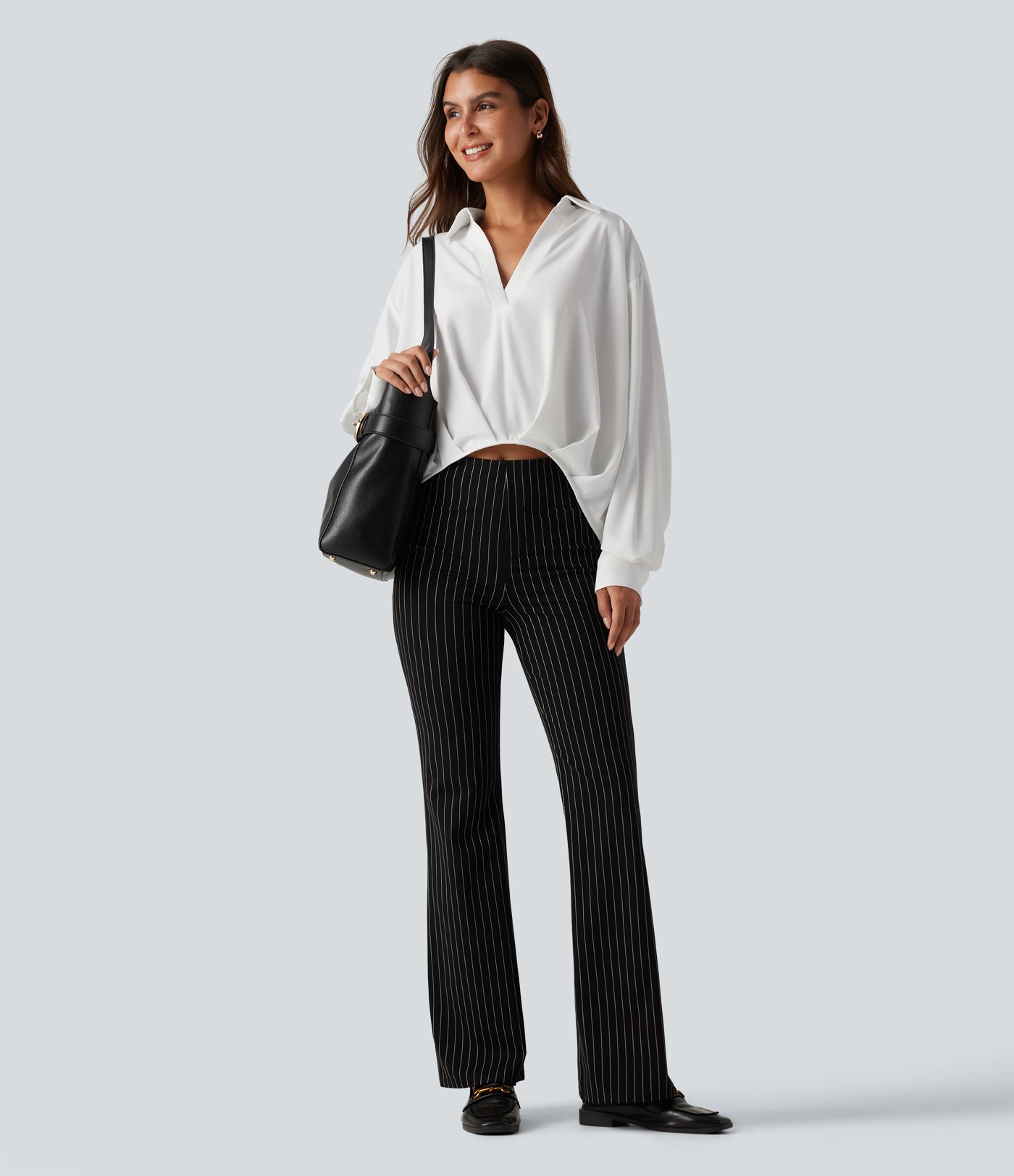 Bluse mit Kragen, langen Ärmeln und abgerundetem Saum Bluse mit Kragen, langen Ärmeln und abgerundetem Saum