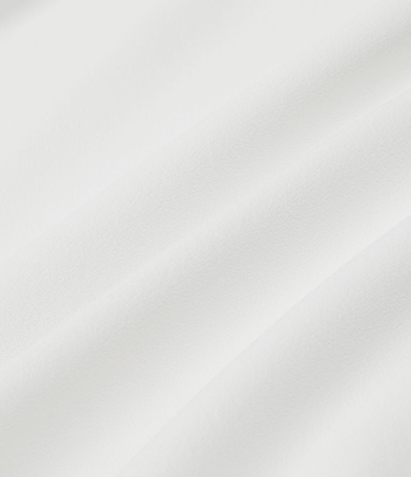 Bluse mit Kragen, langen Ärmeln und abgerundetem Saum Bluse mit Kragen, langen Ärmeln und abgerundetem Saum