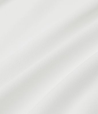 Bluse mit Kragen, langen Ärmeln und abgerundetem Saum Bluse mit Kragen, langen Ärmeln und abgerundetem Saum