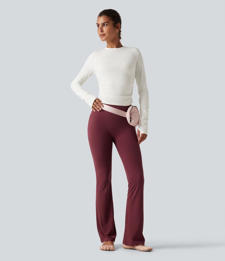 Gerafftes Yoga-Sport-Top mit Rundhalsausschnitt, langen Ärmeln und Daumenlöchern Gerafftes Yoga-Sport-Top mit Rundhalsausschnitt, langen Ärmeln und Daumenlöchern