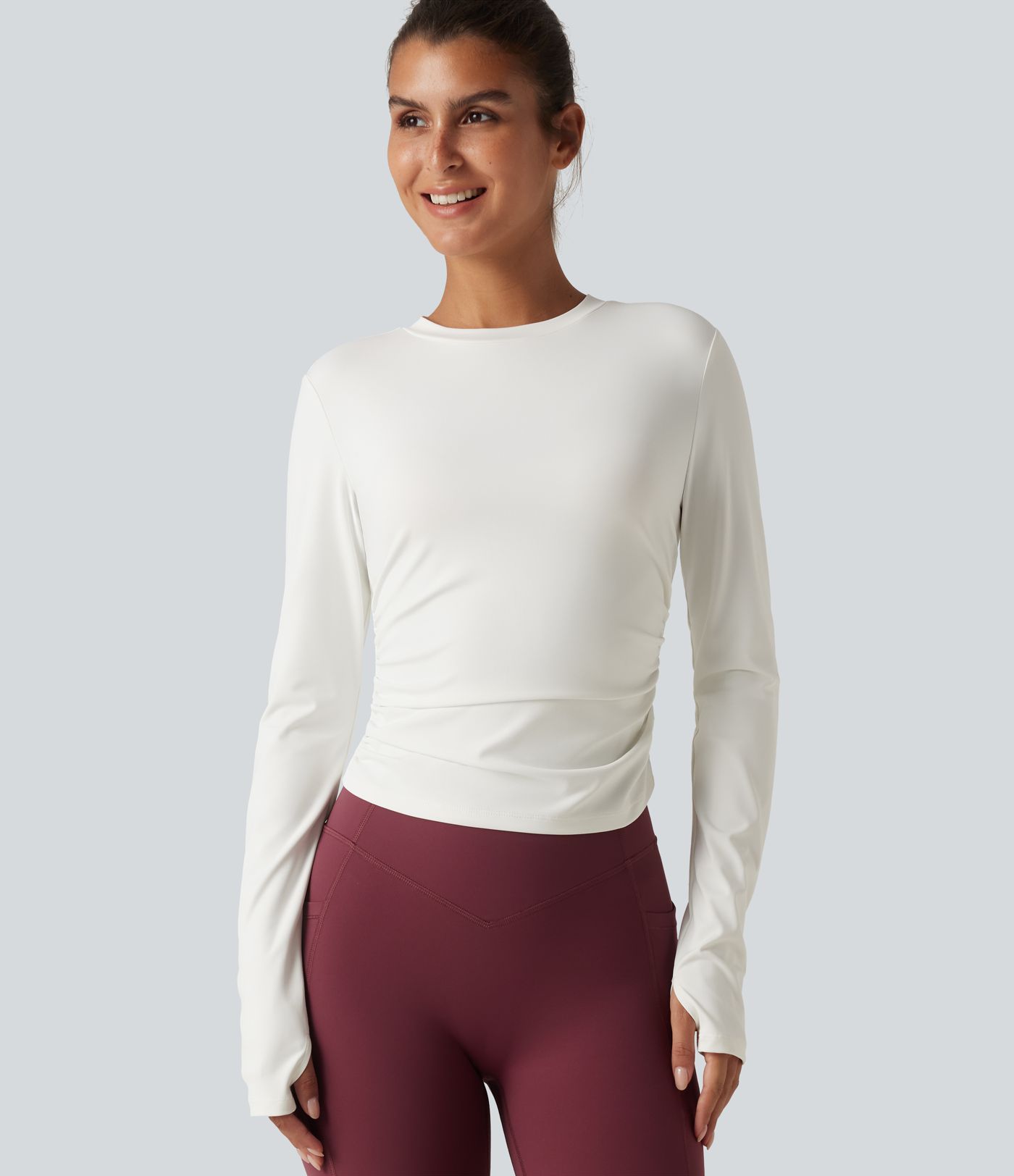 Gerafftes Yoga-Sport-Top mit Rundhalsausschnitt, langen Ärmeln und Daumenlöchern Gerafftes Yoga-Sport-Top mit Rundhalsausschnitt, langen Ärmeln und Daumenlöchern