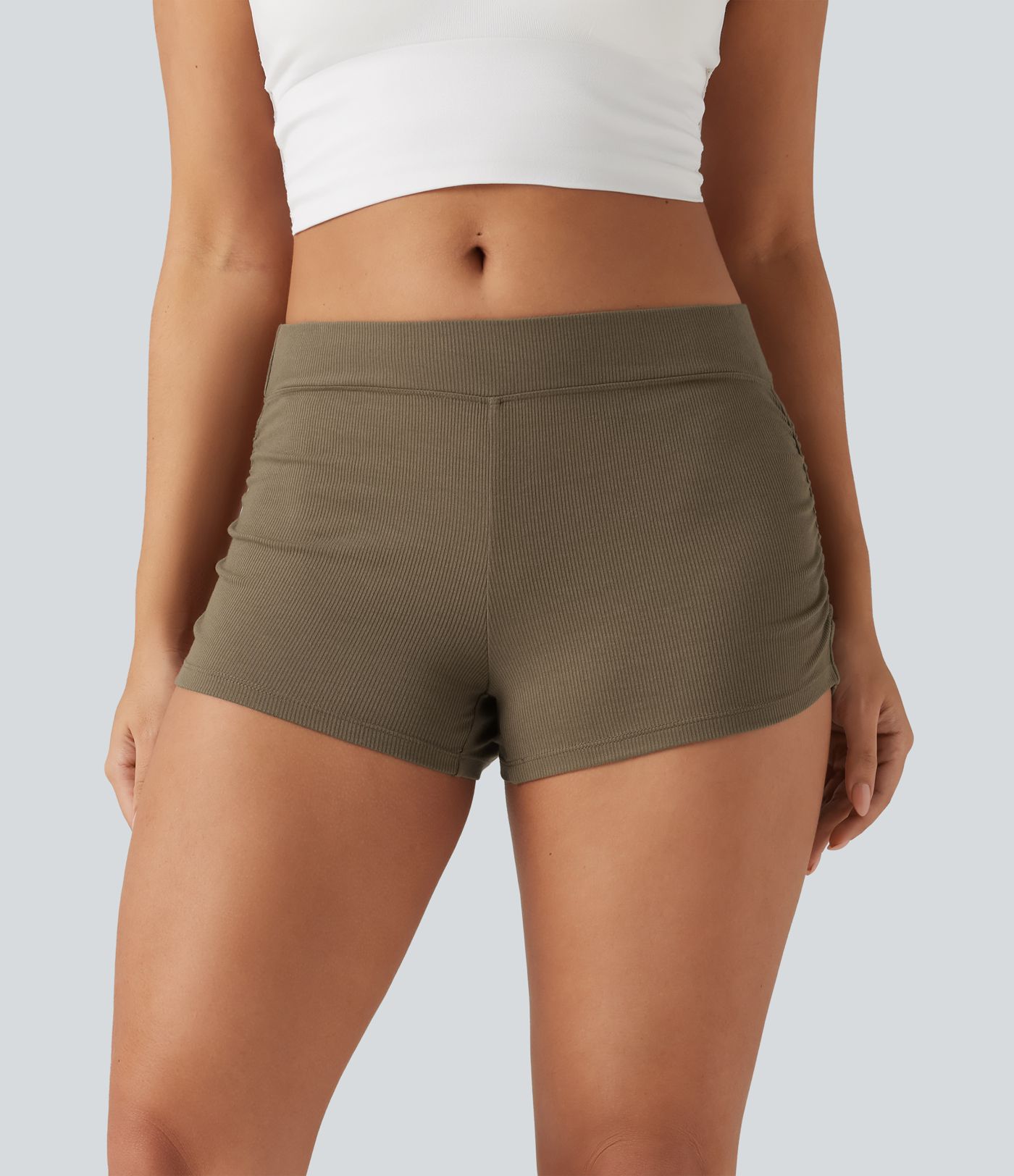 Lässige, geraffte Shorts aus geripptem Strick mit niedrigem Bund - 7,6 cm Lässige, geraffte Shorts aus geripptem Strick mit niedrigem Bund - 7,6 cm