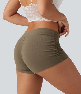 Lässige, geraffte Shorts aus geripptem Strick mit niedrigem Bund - 7,6 cm Lässige, geraffte Shorts aus geripptem Strick mit niedrigem Bund - 7,6 cm