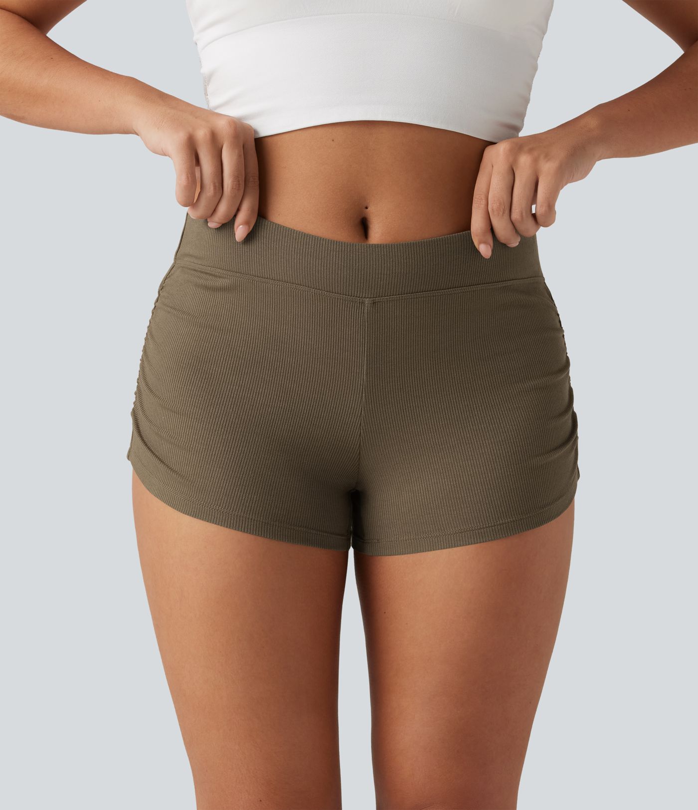 Lässige, geraffte Shorts aus geripptem Strick mit niedrigem Bund - 7,6 cm Lässige, geraffte Shorts aus geripptem Strick mit niedrigem Bund - 7,6 cm