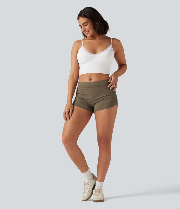 Lässige, geraffte Shorts aus geripptem Strick mit niedrigem Bund - 7,6 cm Lässige, geraffte Shorts aus geripptem Strick mit niedrigem Bund - 7,6 cm