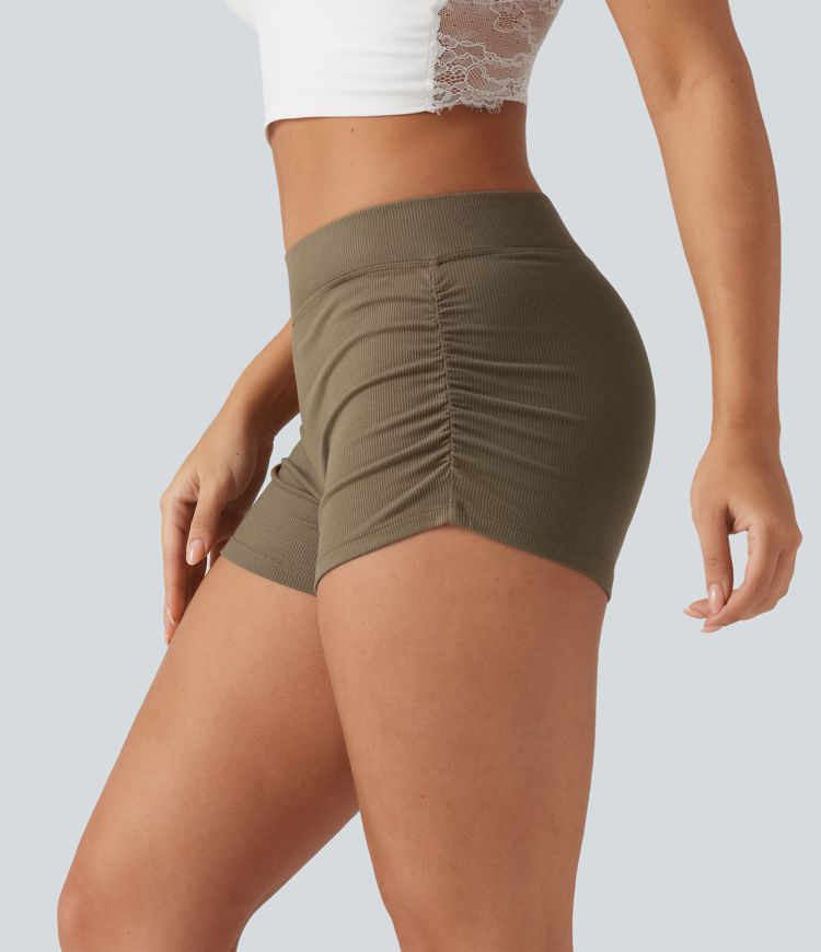 Lässige, geraffte Shorts aus geripptem Strick mit niedrigem Bund - 7,6 cm Lässige, geraffte Shorts aus geripptem Strick mit niedrigem Bund - 7,6 cm