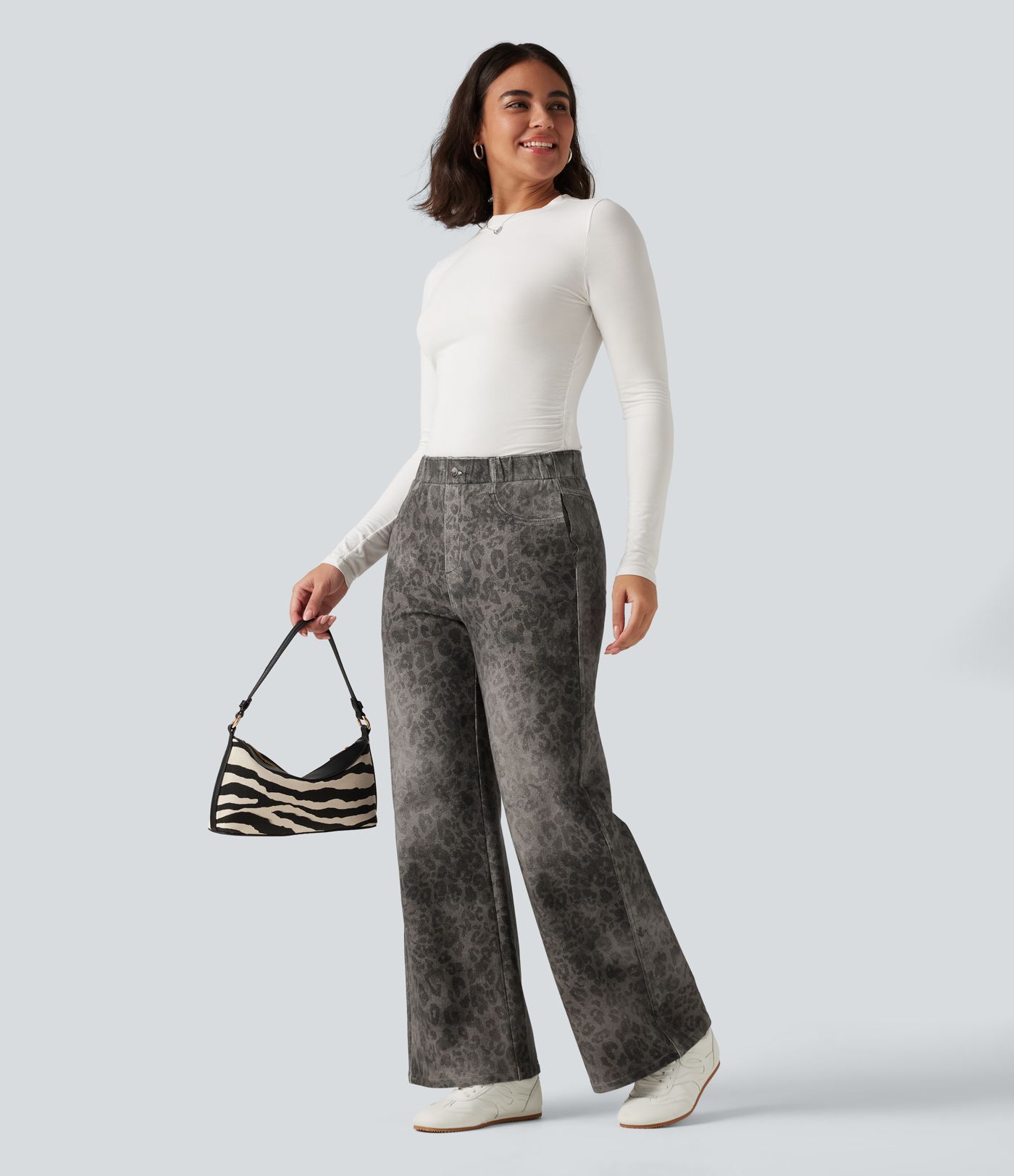Pantalon de jogging en molleton French Terry effet jean léopard taille mi-haute coupe large avec poches Pantalon de jogging en molleton French Terry effet jean léopard taille mi-haute coupe large avec poches