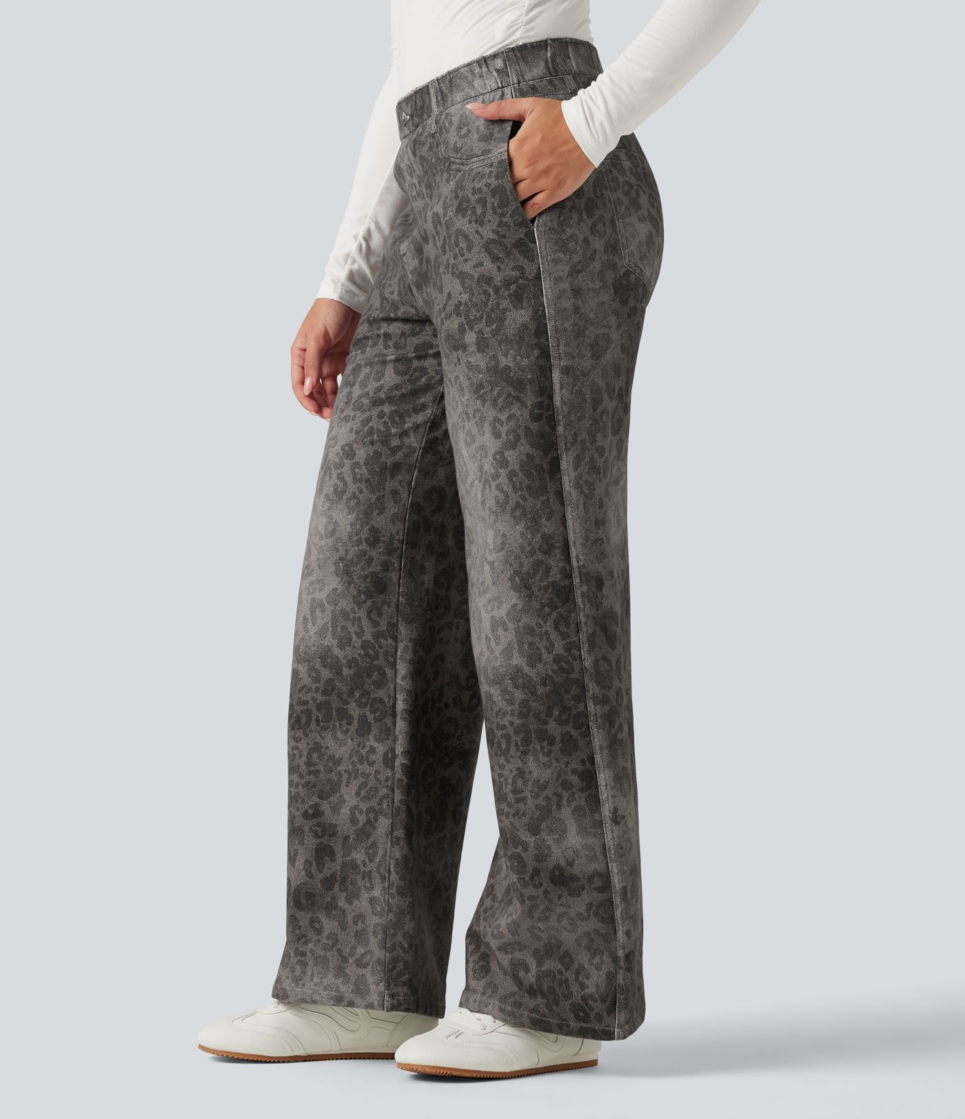 Pantalon de jogging en molleton French Terry effet jean léopard taille mi-haute coupe large avec poches Pantalon de jogging en molleton French Terry effet jean léopard taille mi-haute coupe large avec poches