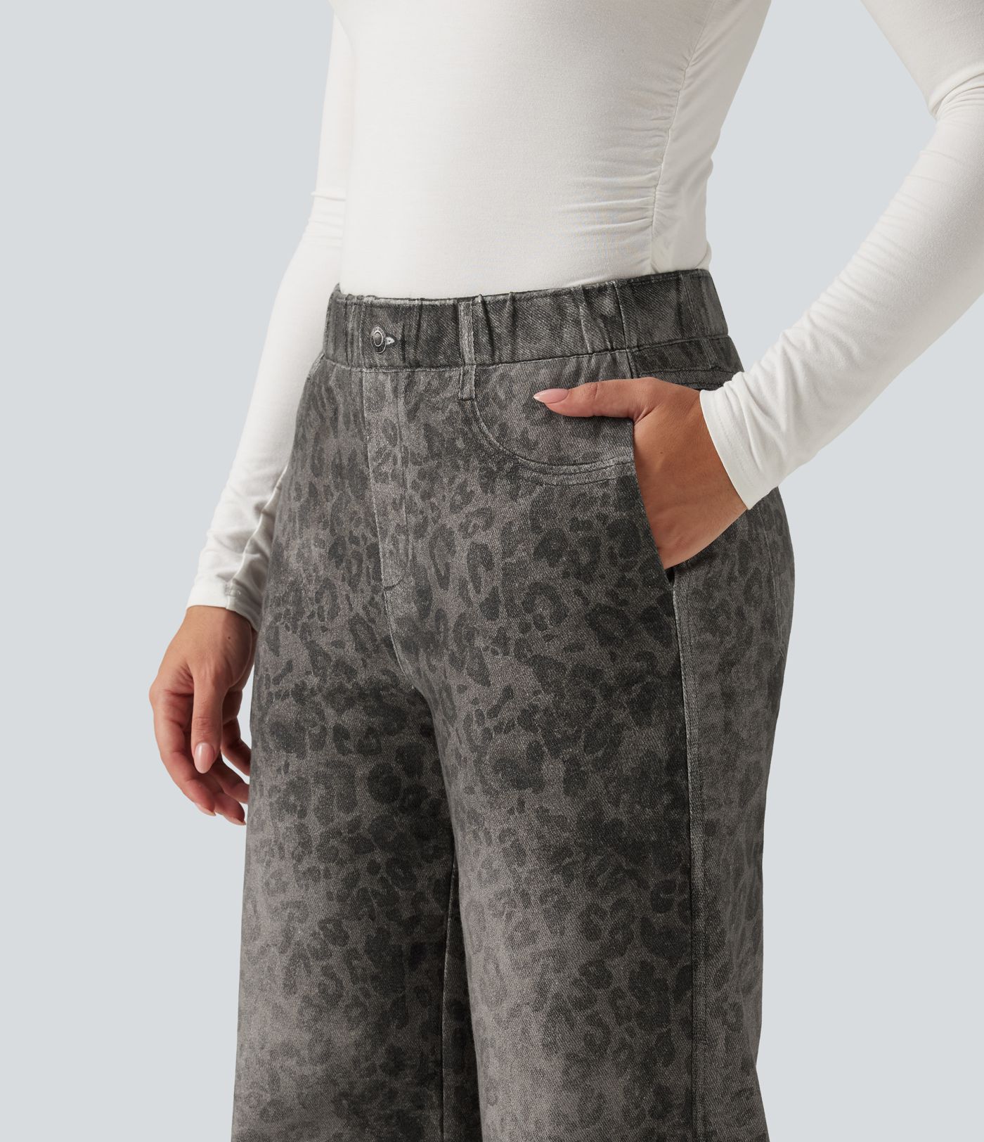 Pantalon de jogging en molleton French Terry effet jean léopard taille mi-haute coupe large avec poches Pantalon de jogging en molleton French Terry effet jean léopard taille mi-haute coupe large avec poches