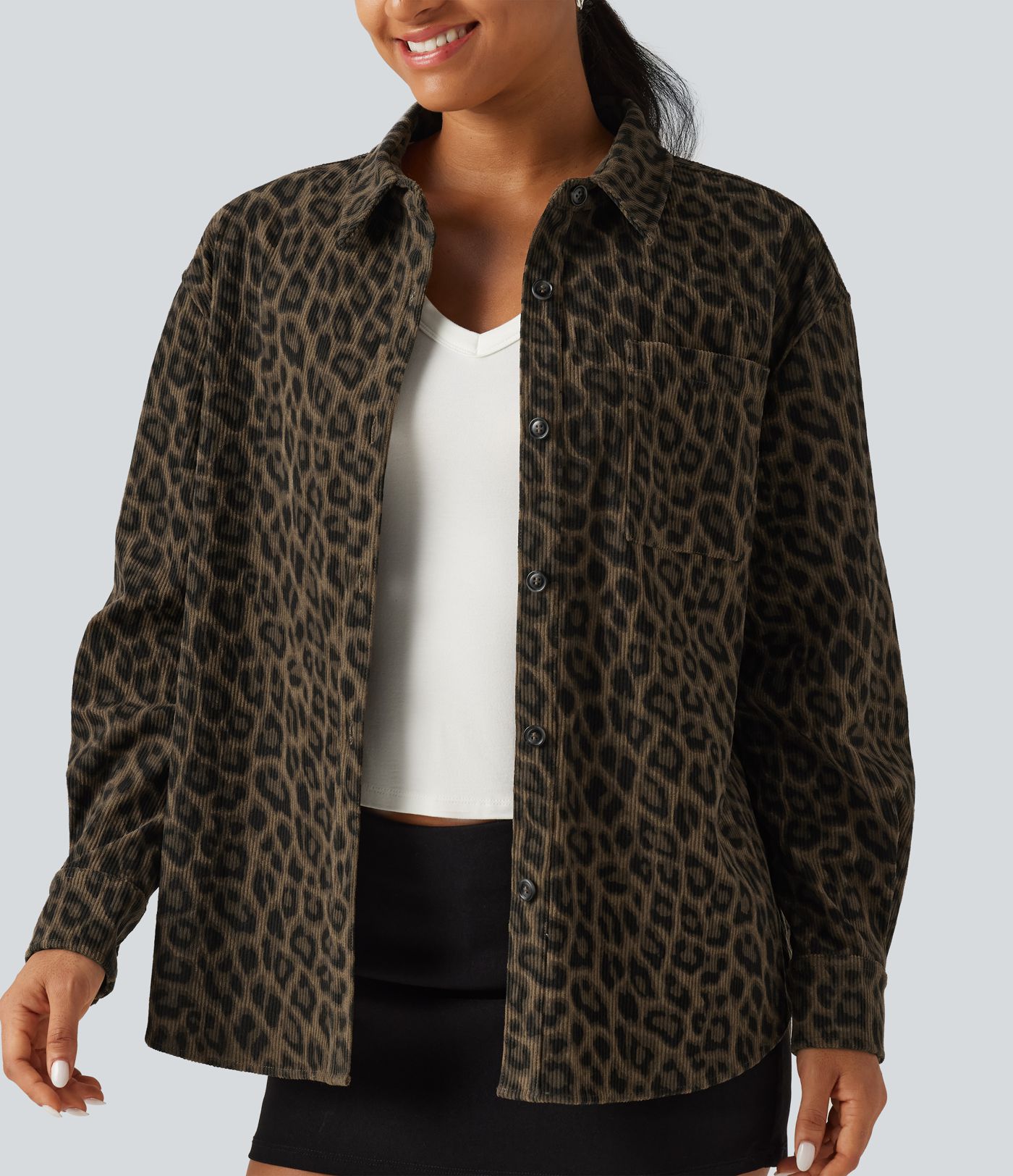 Lässige Hemdjacke aus Cord mit Brusttasche, langen Ärmeln und Leopardenmuster Lässige Hemdjacke aus Cord mit Brusttasche, langen Ärmeln und Leopardenmuster
