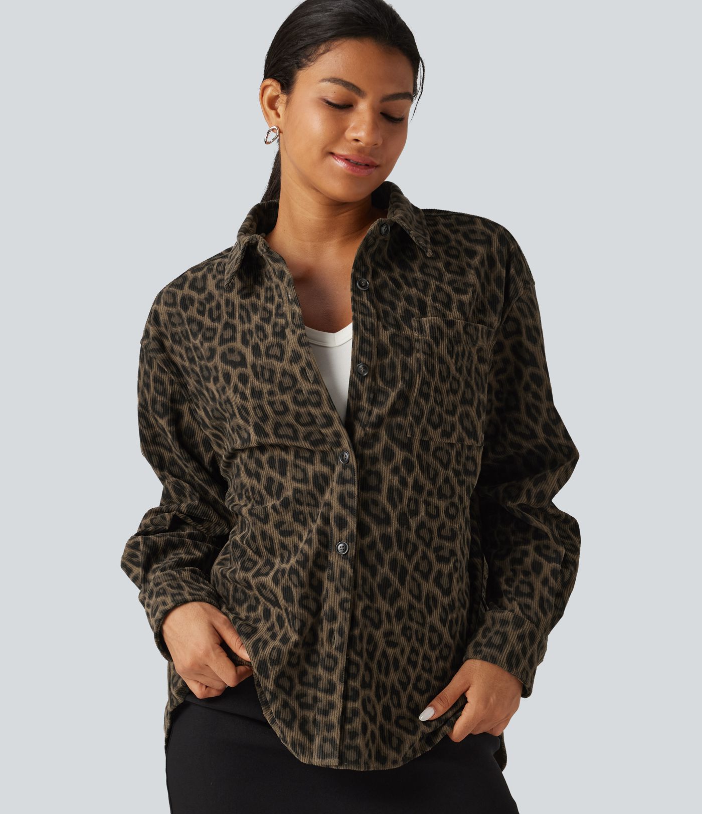 Lässige Hemdjacke aus Cord mit Brusttasche, langen Ärmeln und Leopardenmuster Lässige Hemdjacke aus Cord mit Brusttasche, langen Ärmeln und Leopardenmuster