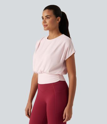 Haut de sport yoga SoftlyZero™ Plush à encolure arrondie, manches courtes, fronces et coupe boxy Haut de sport yoga SoftlyZero™ Plush à encolure arrondie, manches courtes, fronces et coupe boxy