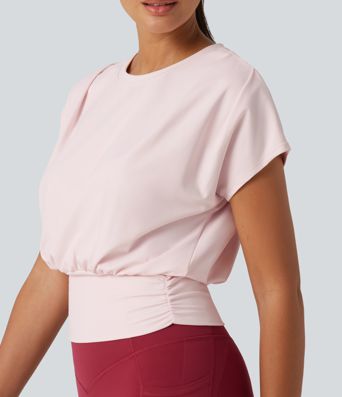 Haut de sport yoga SoftlyZero™ Plush à encolure arrondie, manches courtes, fronces et coupe boxy Haut de sport yoga SoftlyZero™ Plush à encolure arrondie, manches courtes, fronces et coupe boxy