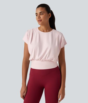 Haut de sport yoga SoftlyZero™ Plush à encolure arrondie, manches courtes, fronces et coupe boxy Haut de sport yoga SoftlyZero™ Plush à encolure arrondie, manches courtes, fronces et coupe boxy