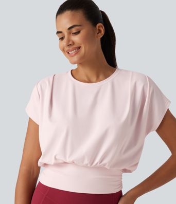 Haut de sport yoga SoftlyZero™ Plush à encolure arrondie, manches courtes, fronces et coupe boxy Haut de sport yoga SoftlyZero™ Plush à encolure arrondie, manches courtes, fronces et coupe boxy