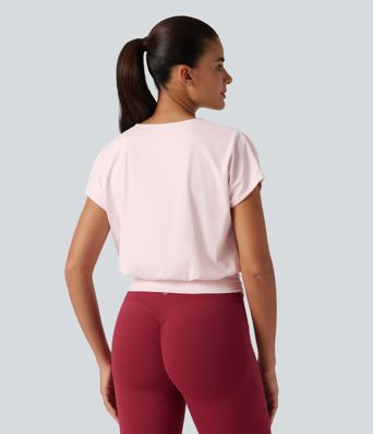 Haut de sport yoga SoftlyZero™ Plush à encolure arrondie, manches courtes, fronces et coupe boxy Haut de sport yoga SoftlyZero™ Plush à encolure arrondie, manches courtes, fronces et coupe boxy