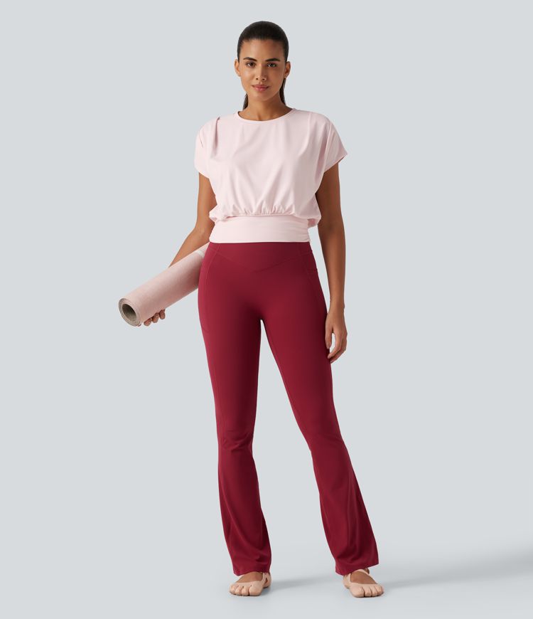 Haut de sport yoga SoftlyZero™ Plush à encolure arrondie, manches courtes, fronces et coupe boxy Haut de sport yoga SoftlyZero™ Plush à encolure arrondie, manches courtes, fronces et coupe boxy