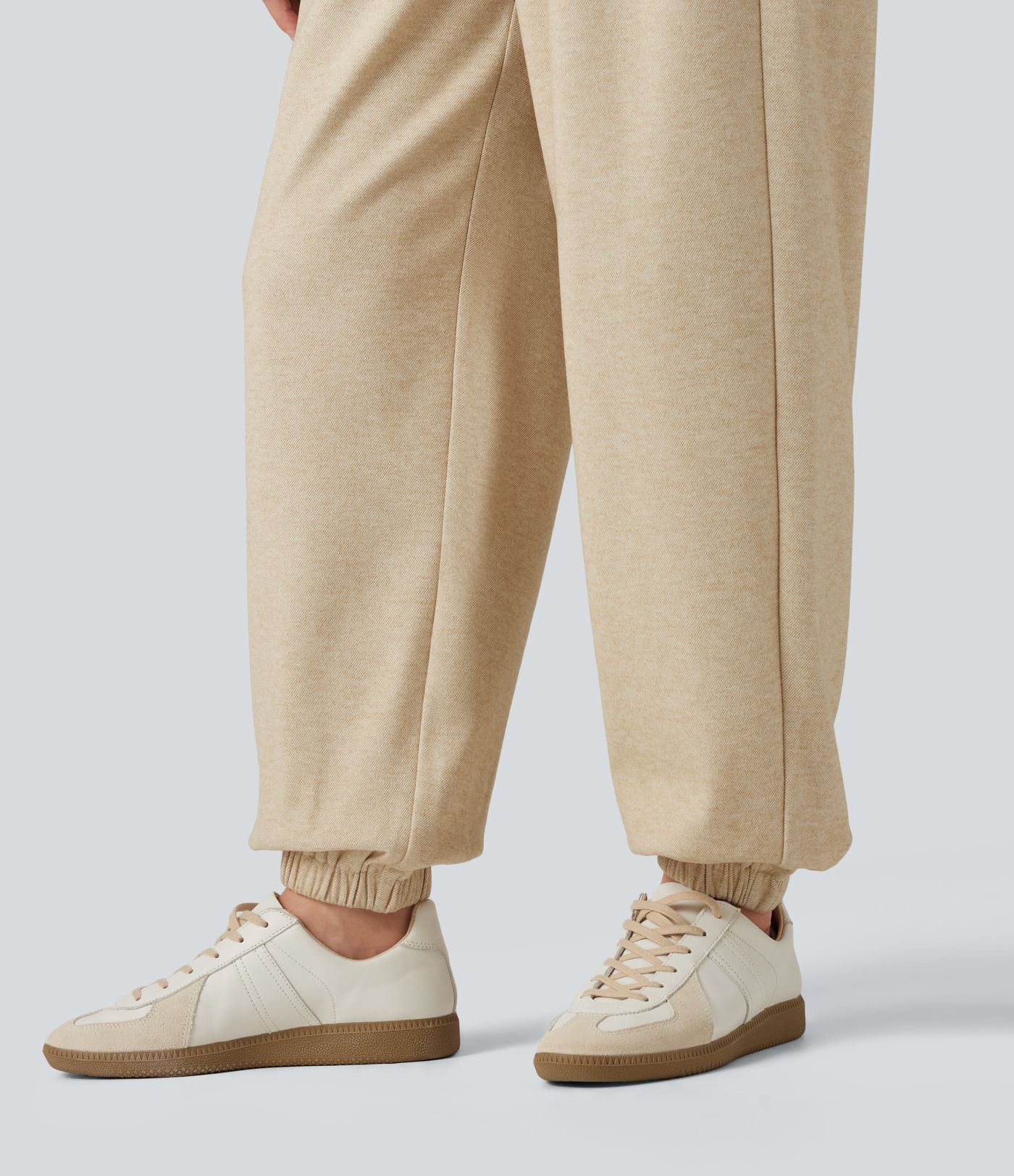 Lässige Jogginghose mit hohem Bund, Seitentaschen und Kordelzug Lässige Jogginghose mit hohem Bund, Seitentaschen und Kordelzug