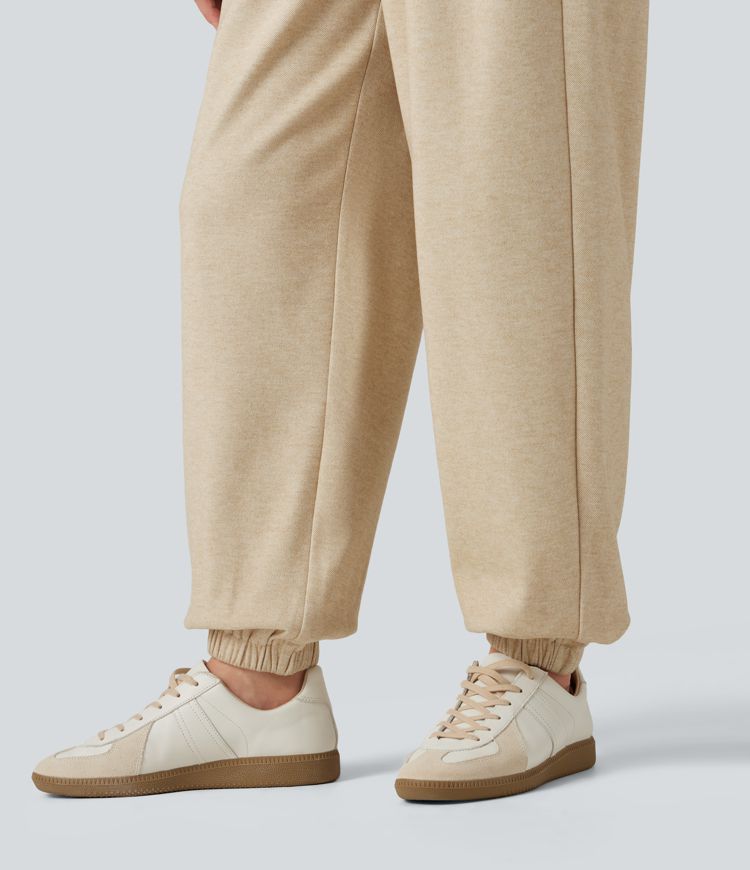 Lässige Jogginghose mit hohem Bund, Seitentaschen und Kordelzug Lässige Jogginghose mit hohem Bund, Seitentaschen und Kordelzug