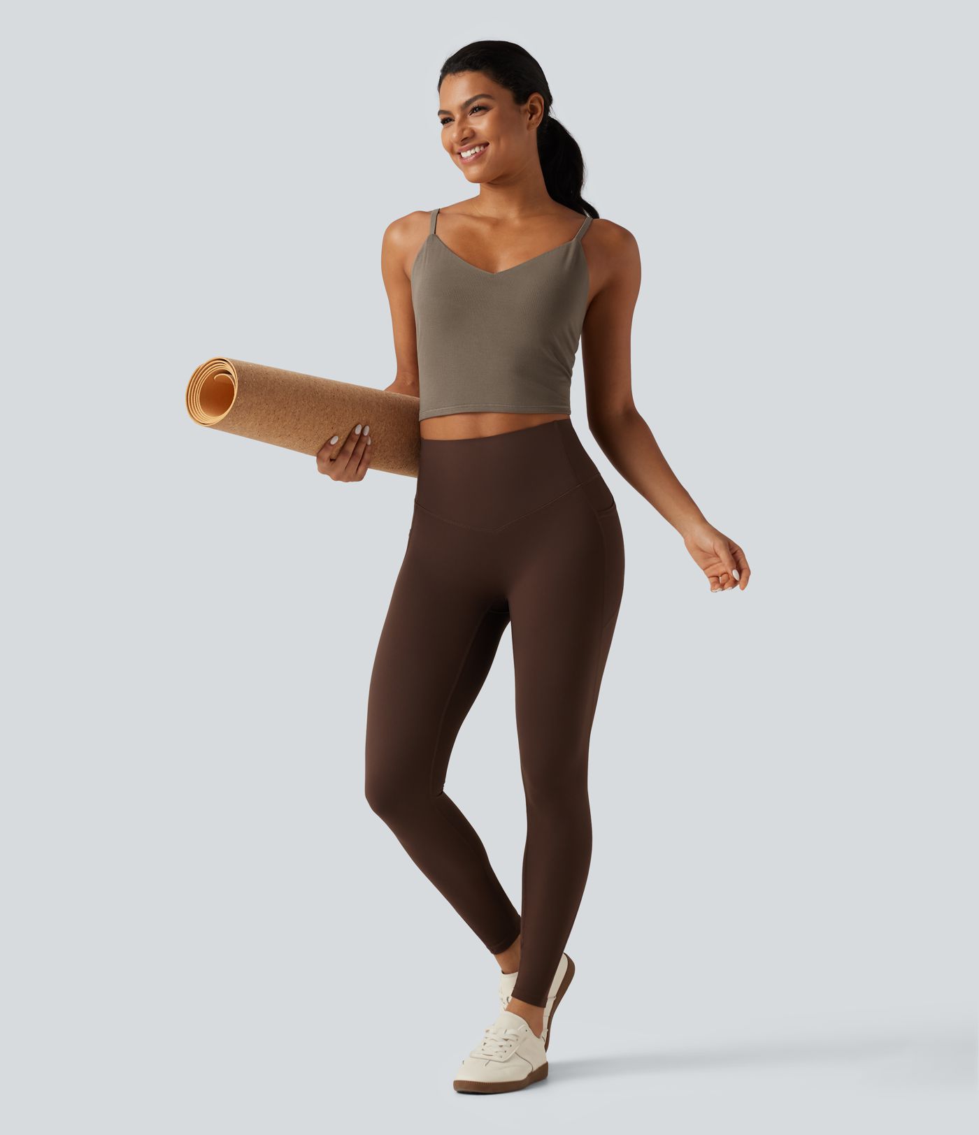 Débardeur de yoga à encolure en V avec coussinets amovibles Débardeur de yoga à encolure en V avec coussinets amovibles