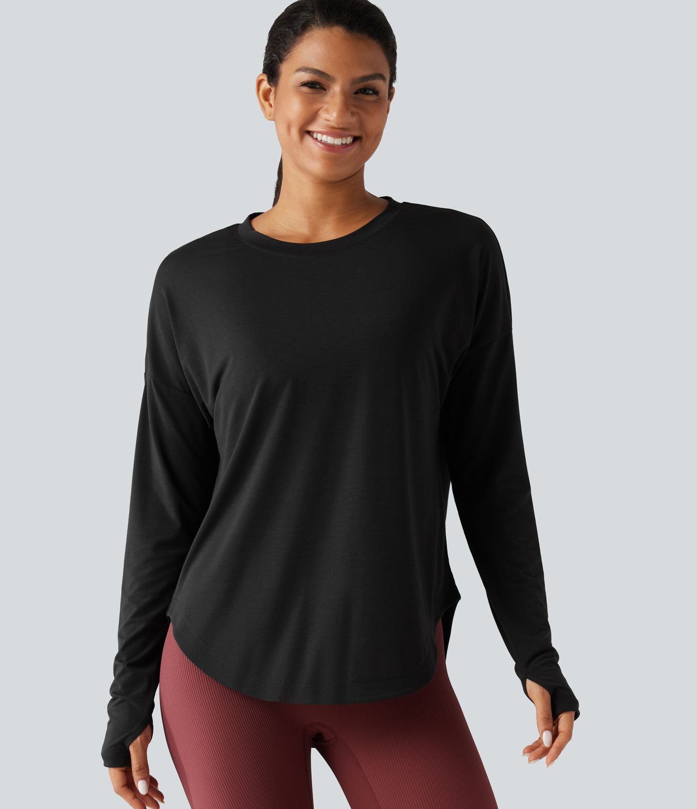 Haut de sport yoga à séchage rapide, encolure arrondie, manches longues avec passe-pouces et brassière intégrée Haut de sport yoga à séchage rapide, encolure arrondie, manches longues avec passe-pouces et brassière intégrée