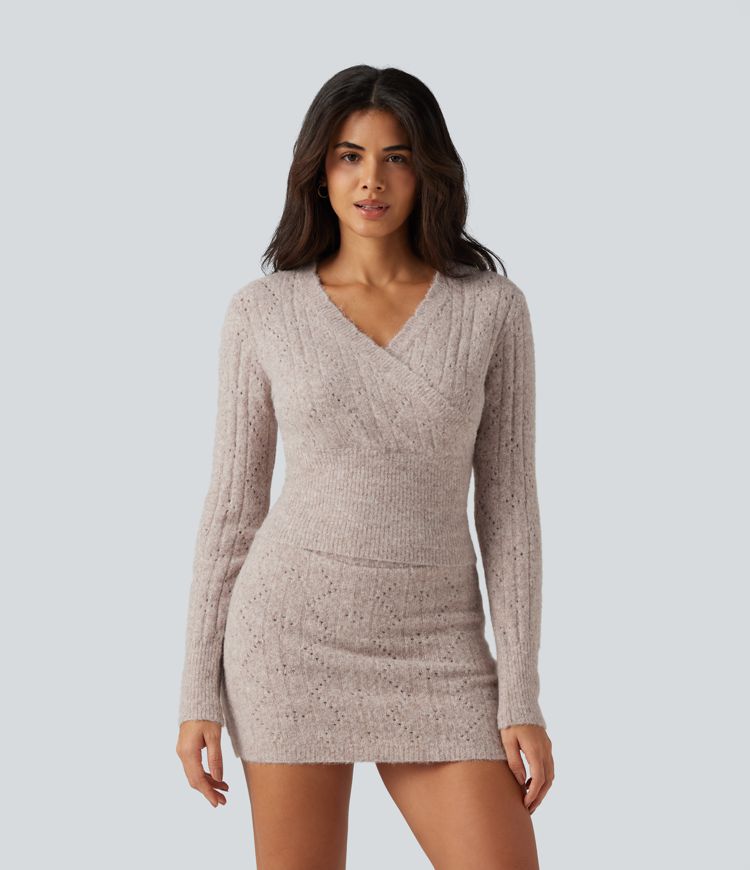 Lässiger Pullover aus offenem Strick mit V-Ausschnitt, langen Ärmeln und Muschelsaum Lässiger Pullover aus offenem Strick mit V-Ausschnitt, langen Ärmeln und Muschelsaum