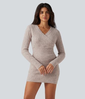 Lässiger Pullover aus offenem Strick mit V-Ausschnitt, langen Ärmeln und Muschelsaum Lässiger Pullover aus offenem Strick mit V-Ausschnitt, langen Ärmeln und Muschelsaum