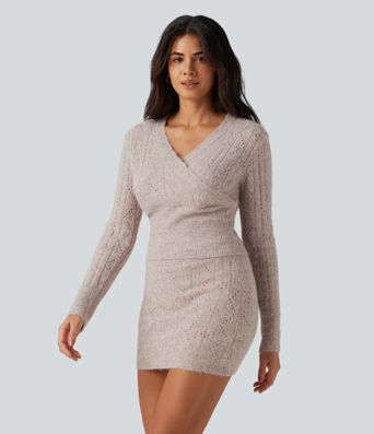 Lässiger Pullover aus offenem Strick mit V-Ausschnitt, langen Ärmeln und Muschelsaum Lässiger Pullover aus offenem Strick mit V-Ausschnitt, langen Ärmeln und Muschelsaum