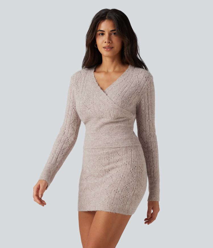 Lässiger Pullover aus offenem Strick mit V-Ausschnitt, langen Ärmeln und Muschelsaum Lässiger Pullover aus offenem Strick mit V-Ausschnitt, langen Ärmeln und Muschelsaum