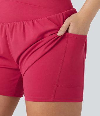 Short de yoga 2-en-1 13cm grande taille SoftlyZero™ Airy effet frais InstantCool taille haute croisée avec poches Short de yoga 2-en-1 13cm grande taille SoftlyZero™ Airy effet frais InstantCool taille haute croisée avec poches