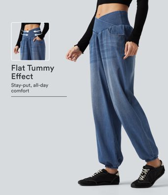 Halara Flex™ joggers casual de denim con bolsillos, talle alto cruzado y control de abdomen