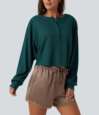 Gerafftes Lounge-Top mit Henley-Ausschnitt, langen Ärmeln, Waffelstoff und abgerundetem Saum