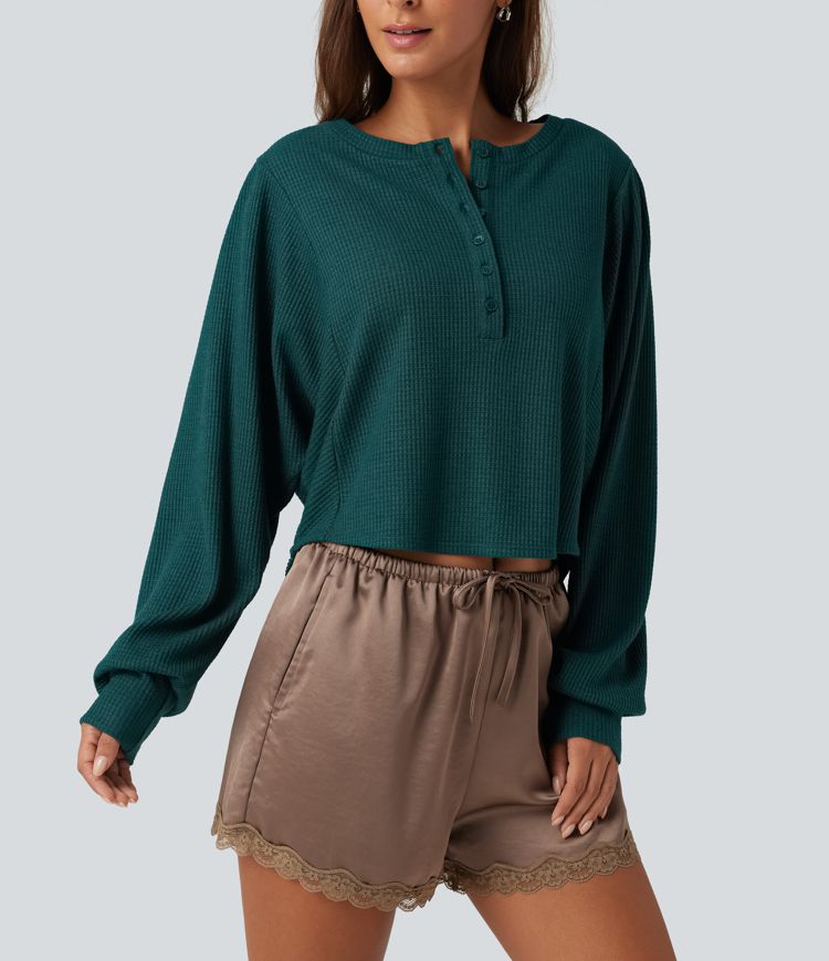 Gerafftes Lounge-Top mit Henley-Ausschnitt, langen Ärmeln, Waffelstoff und abgerundetem Saum