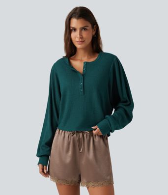 Gerafftes Lounge-Top mit Henley-Ausschnitt, langen Ärmeln, Waffelstoff und abgerundetem Saum