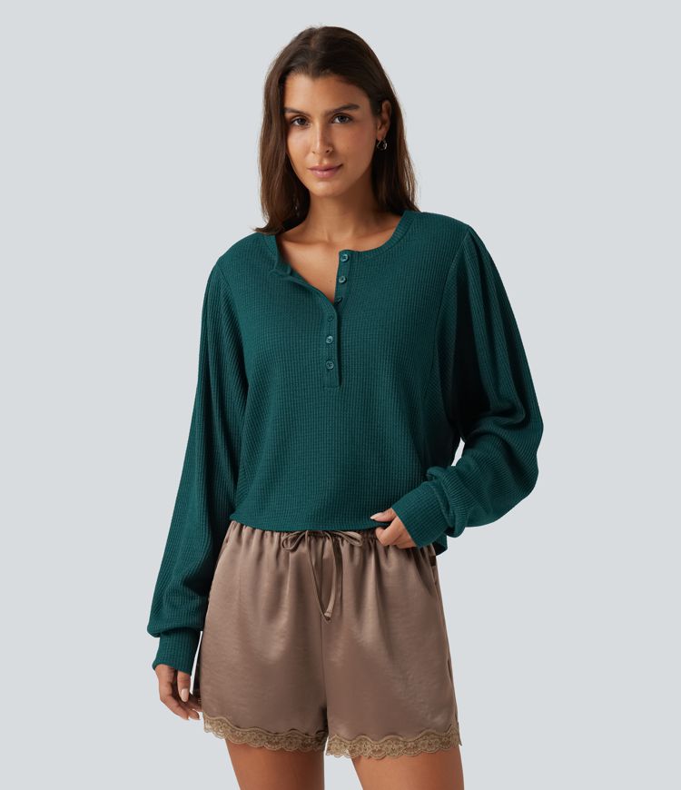 Gerafftes Lounge-Top mit Henley-Ausschnitt, langen Ärmeln, Waffelstoff und abgerundetem Saum