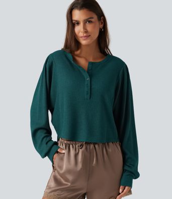 Gerafftes Lounge-Top mit Henley-Ausschnitt, langen Ärmeln, Waffelstoff und abgerundetem Saum