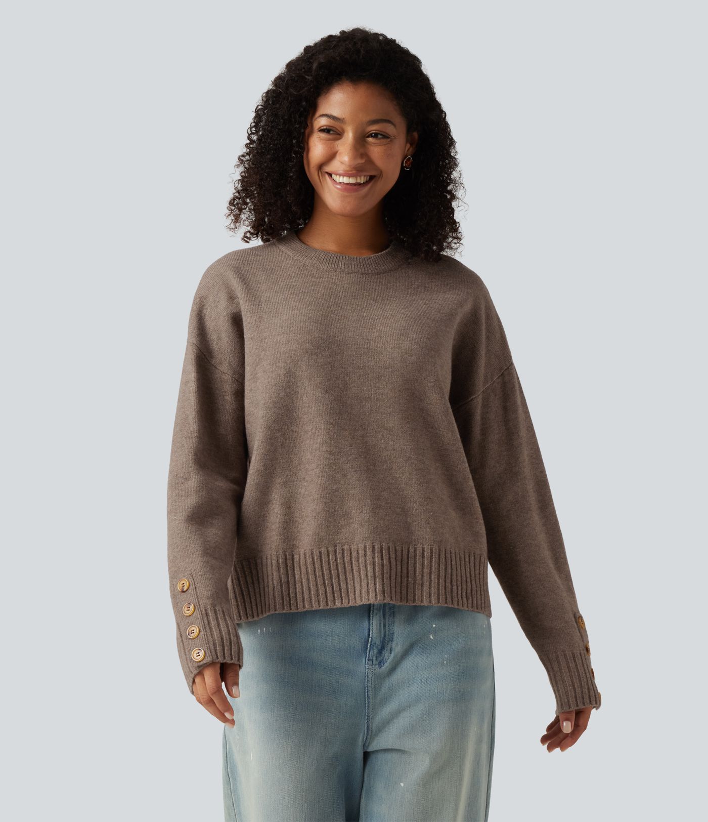 Lässiger Pullover mit Rundhalsausschnitt, langen Ärmeln und passendem Schal Lässiger Pullover mit Rundhalsausschnitt, langen Ärmeln und passendem Schal