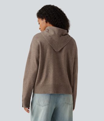 Lässiger Pullover mit Rundhalsausschnitt, langen Ärmeln und passendem Schal Lässiger Pullover mit Rundhalsausschnitt, langen Ärmeln und passendem Schal