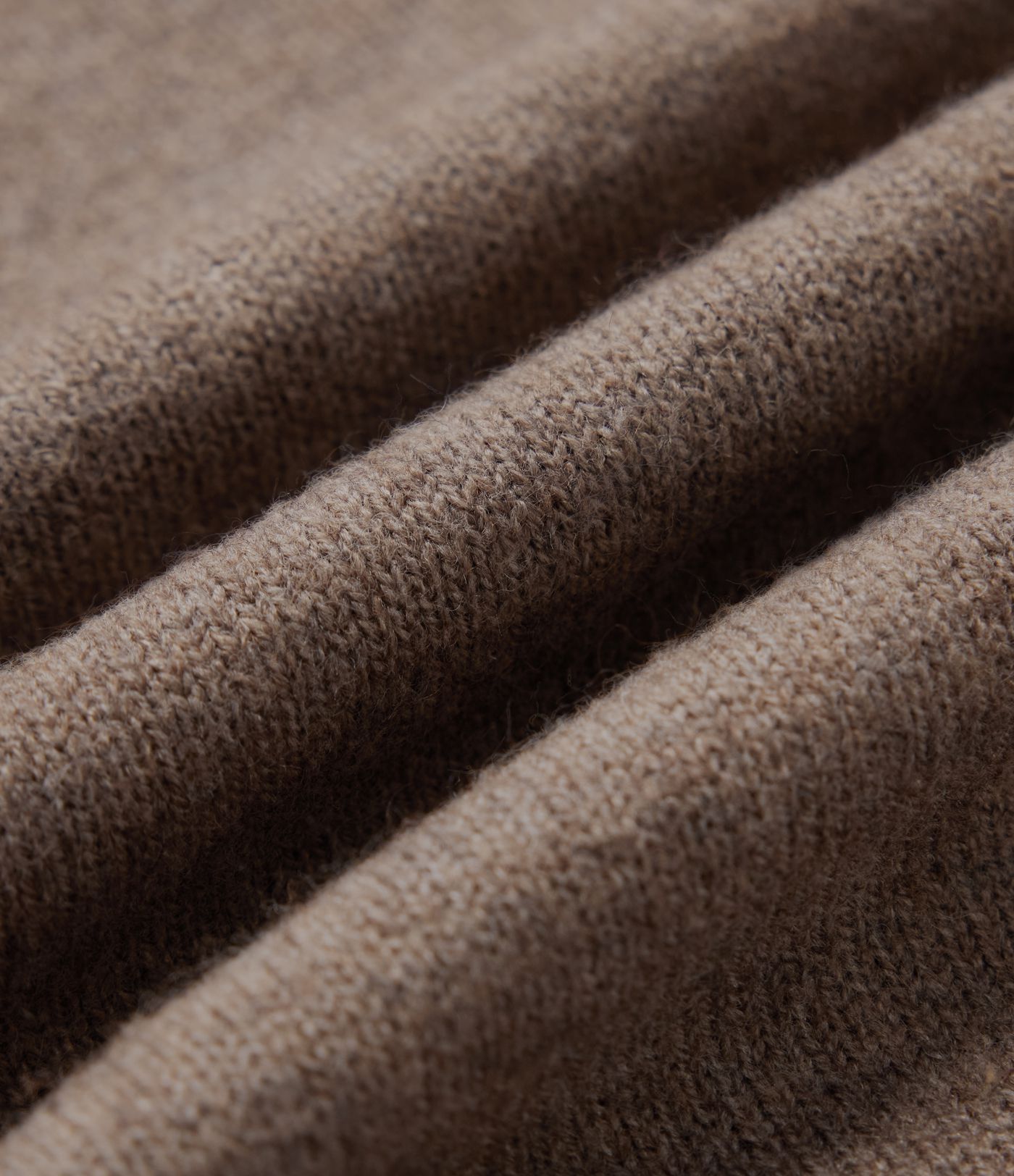 Lässiger Pullover mit Rundhalsausschnitt, langen Ärmeln und passendem Schal Lässiger Pullover mit Rundhalsausschnitt, langen Ärmeln und passendem Schal