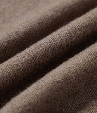 Lässiger Pullover mit Rundhalsausschnitt, langen Ärmeln und passendem Schal Lässiger Pullover mit Rundhalsausschnitt, langen Ärmeln und passendem Schal