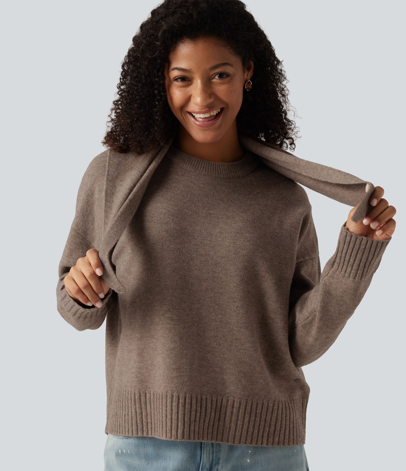 Lässiger Pullover mit Rundhalsausschnitt, langen Ärmeln und passendem Schal Lässiger Pullover mit Rundhalsausschnitt, langen Ärmeln und passendem Schal